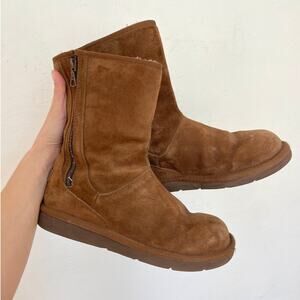 UGG – Brown Suede Sherpa‑Lined Zipper Detail Boots